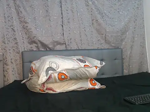 Snapshot of Soe_Lara chatting on 05-04-26, 01:47 Soe Lara online show from 05-04-26, 01:47