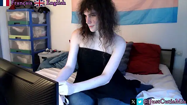 Snapshot of JustCutieMia chatting on 10-10-25, 04:30 JustCutieMia online show from 10-10-25, 04:30