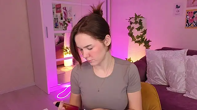 Snapshot of LindaRobertz chatting on 03-22-25, 06:11 LindaRobertz online show from 03-22-25, 06:11