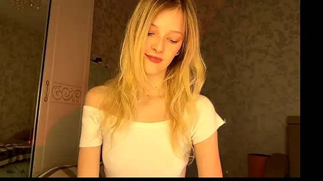 Snapshot of Evvie_Summn1 chatting on 10-23-25, 03:10 Evvie Summn1 online show from 10-23-25, 03:10