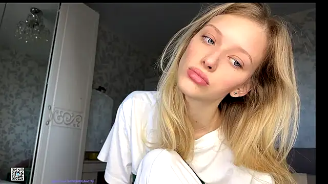 Snapshot of Evvie_Summn1 chatting on 10-05-25, 03:52 Evvie Summn1 online show from 10-05-25, 03:52
