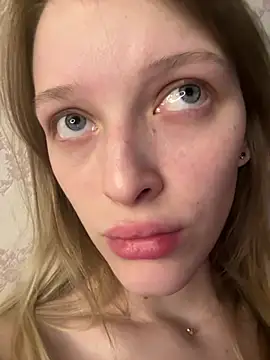 Snapshot of Evvie_Summn1 chatting on 04-20-26, 02:29 Evvie Summn1 online show from 04-20-26, 02:29