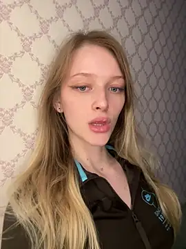 Snapshot of Evvie_Summn1 chatting on 04-26-26, 02:36 Evvie Summn1 online show from 04-26-26, 02:36