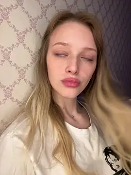 Snapshot of Evvie_Summn1 chatting on 04-28-26, 03:05 Evvie Summn1 online show from 04-28-26, 03:05