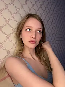 Snapshot of Evvie_Summn1 chatting on 04-25-26, 02:36 Evvie Summn1 online show from 04-25-26, 02:36