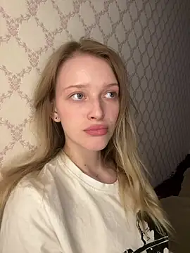 Snapshot of Evvie_Summn1 chatting on 04-23-26, 10:00 Evvie Summn1 online show from 04-23-26, 10:00
