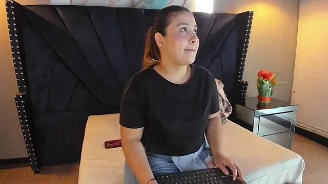 MAHIASMITH13 online show from 11-14-25, 01:15