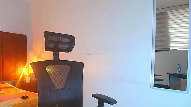 Snapshot of Zuzana21 chatting on 09-29-25, 12:44 Zuzana21 online show from 09-29-25, 12:44