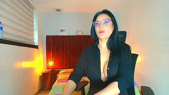 Snapshot of Zuzana21 chatting on 10-24-25, 01:10 Zuzana21 online show from 10-24-25, 01:10