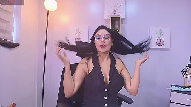 Snapshot of Zuzana21 chatting on 04-18-26, 12:51 Zuzana21 online show from 04-18-26, 12:51