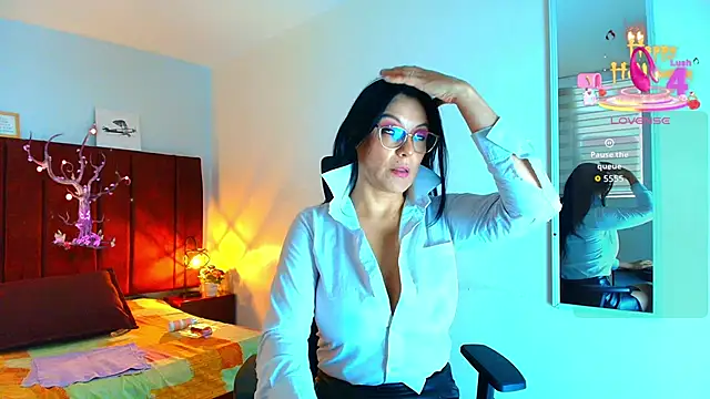 Snapshot of Zuzana21 chatting on 10-21-25, 12:37 Zuzana21 online show from 10-21-25, 12:37