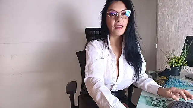 Snapshot of Zuzana21 chatting on 02-02-26, 12:59 Zuzana21 online show from 02-02-26, 12:59