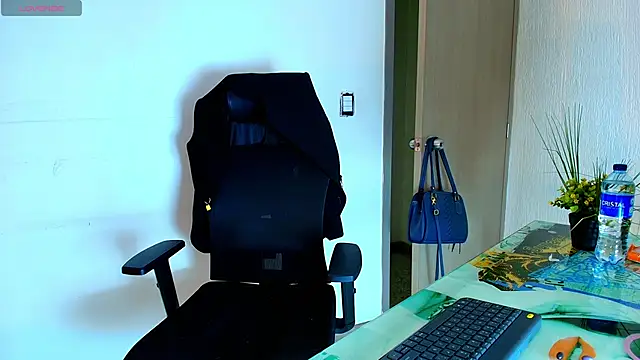 Snapshot of Zuzana21 chatting on 11-27-25, 01:00 Zuzana21 online show from 11-27-25, 01:00