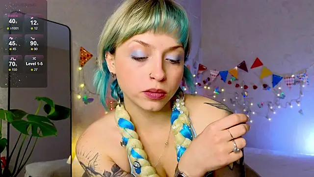 Snapshot of lavenderluxe chatting on 10-24-25, 02:05 lavenderluxe online show from 10-24-25, 02:05