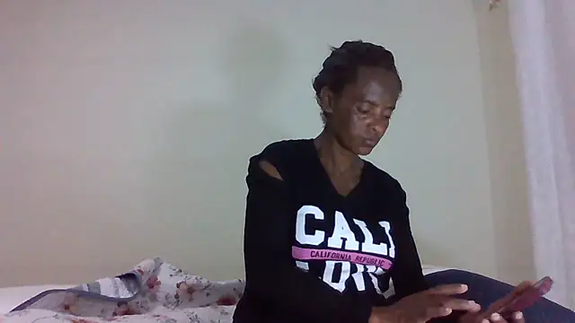 Snapshot of sweets_80 chatting on 06-18-26, 06:13 sweets 80 online show from 06-18-26, 06:13