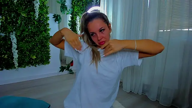 Snapshot of VivienCarter chatting on 09-14-25, 06:36 VivienCarter online show from 09-14-25, 06:36