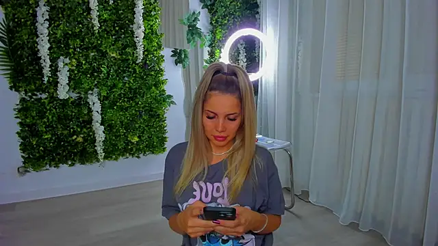 Snapshot of VivienCarter chatting on 10-20-25, 05:24 VivienCarter online show from 10-20-25, 05:24