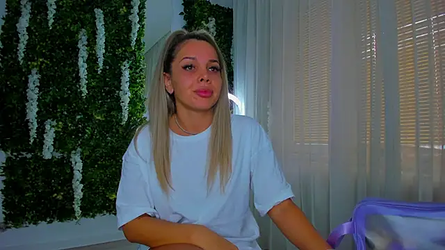 Snapshot of VivienCarter chatting on 09-30-25, 01:50 VivienCarter online show from 09-30-25, 01:50