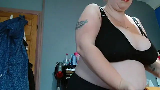 Snapshot of busty-bella1 chatting on 05-19-26, 01:18 busty-bella1 online show from 05-19-26, 01:18