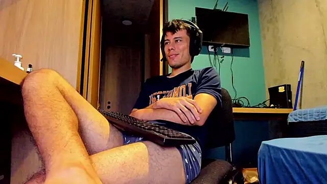 Snapshot of Huge_latin_cock chatting on 06-11-26, 02:53 Huge latin cock online show from 06-11-26, 02:53