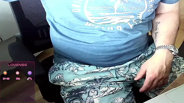 Snapshot of Big_And_ThickUK chatting on 06-18-26, 12:21 Big And ThickUK online show from 06-18-26, 12:21