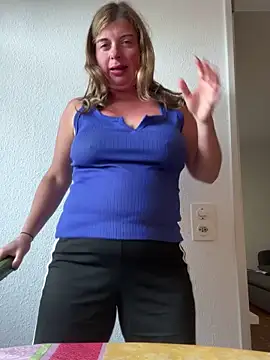 Snapshot of Lombada chatting on 10-21-25, 01:21 Lombada online show from 10-21-25, 01:21