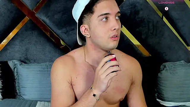 Snapshot of jeicob_stone chatting on 09-25-25, 04:07 jeicob stone online show from 09-25-25, 04:07