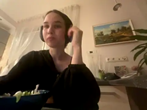 Roxie Mils online show from 10-27-25, 07:26