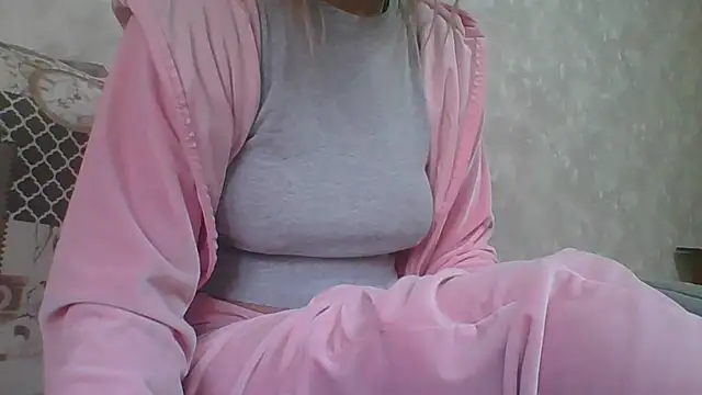Snapshot of Emma_99 chatting on 10-10-25, 08:59 Emma 99 online show from 10-10-25, 08:59