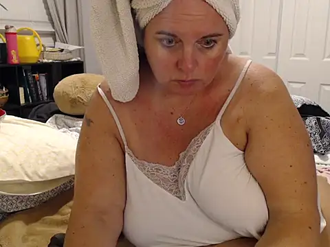 Snapshot of LauLauPAWG chatting on 10-19-25, 12:35 LauLauPAWG online show from 10-19-25, 12:35
