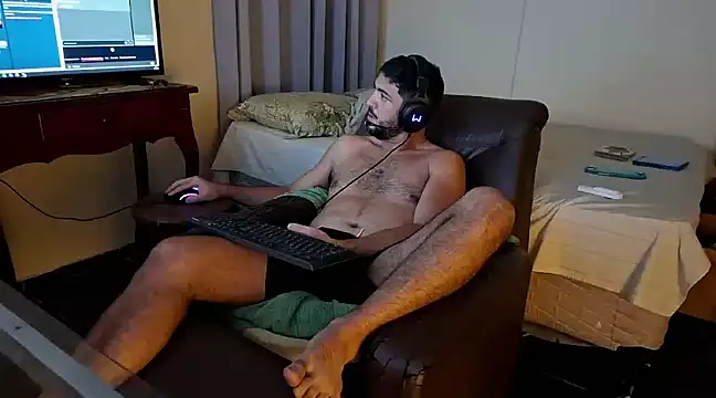 Snapshot of LUH133 chatting on 12-18-24, 12:21 LUH133 online show from 12-18-24, 12:21