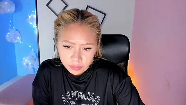 Snapshot of ConstansBlonde chatting on 10-03-25, 08:21 ConstansBlonde online show from 10-03-25, 08:21