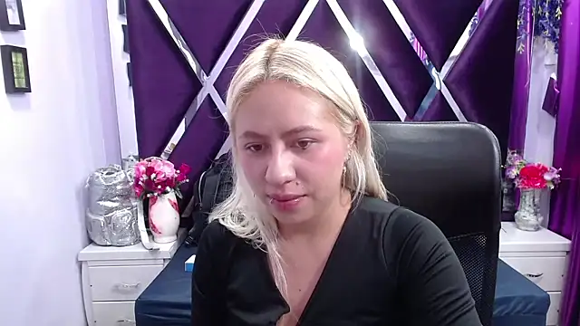 Snapshot of ConstansBlonde chatting on 03-18-25, 01:55 ConstansBlonde online show from 03-18-25, 01:55