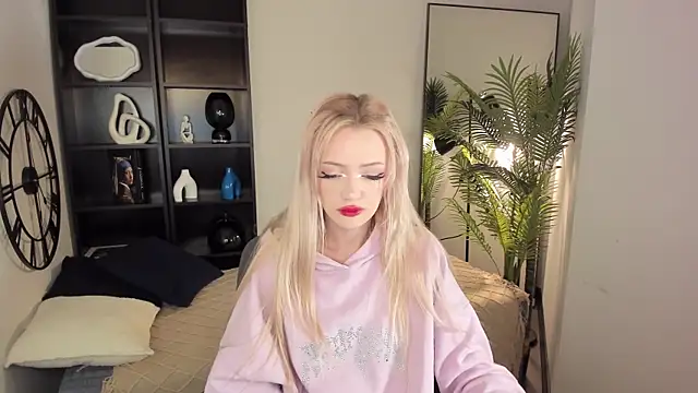 Snapshot of EmilyAir chatting on 10-12-25, 10:00 EmilyAir online show from 10-12-25, 10:00