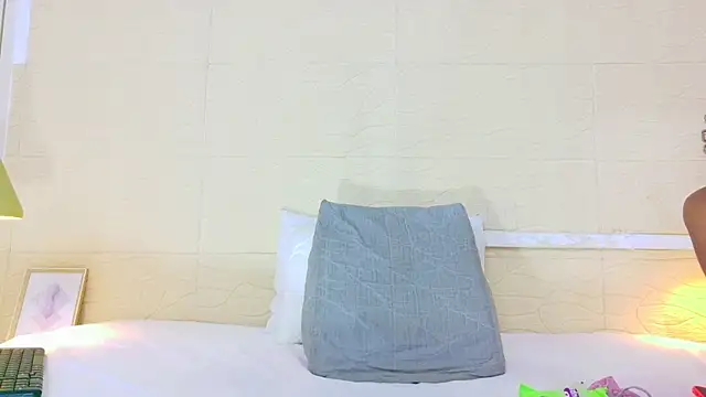 Chocolatte bar online show from 10-31-25, 02:13