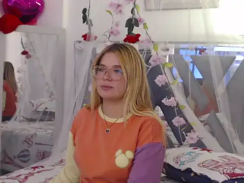 Snapshot of Steisyromero7 chatting on 11-18-25, 03:04 Steisyromero7 online show from 11-18-25, 03:04