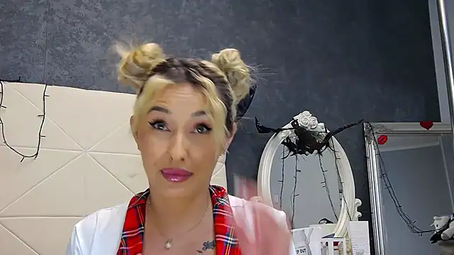 IssaSmith online show from 11-19-25, 07:41