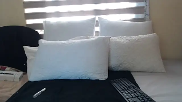 Snapshot of Foxybrownxx1 chatting on 06-01-26, 06:13 Foxybrownxx1 online show from 06-01-26, 06:13