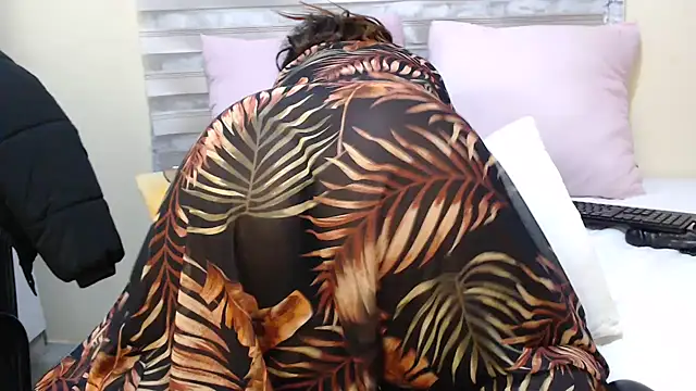 Snapshot of Foxybrownxx1 chatting on 05-26-26, 05:44 Foxybrownxx1 online show from 05-26-26, 05:44