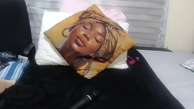 Snapshot of Foxybrownxx1 chatting on 07-18-26, 04:43 Foxybrownxx1 online show from 07-18-26, 04:43
