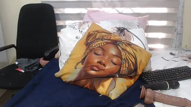 Snapshot of Foxybrownxx1 chatting on 06-18-26, 06:45 Foxybrownxx1 online show from 06-18-26, 06:45