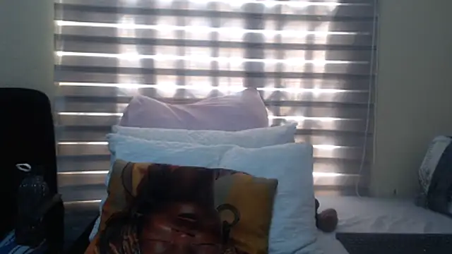 Snapshot of Foxybrownxx1 chatting on 07-19-26, 06:44 Foxybrownxx1 online show from 07-19-26, 06:44