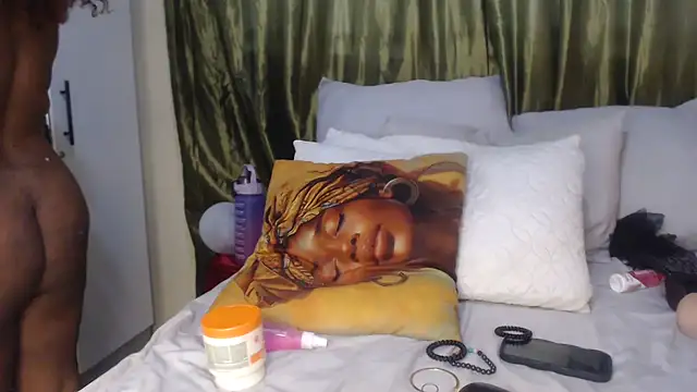 Foxybrownxx1 online show from 03-15-26, 06:15