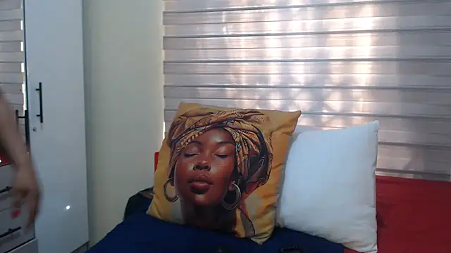 Foxybrownxx1 online show from 04-11-26, 06:10