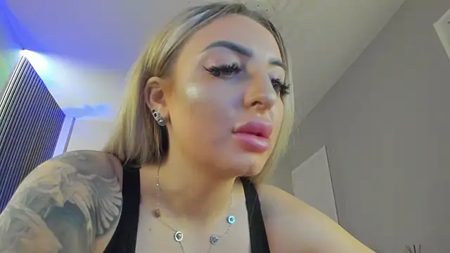 Snapshot of emily_bloom chatting on 01-13-26, 05:33 emily bloom online show from 01-13-26, 05:33