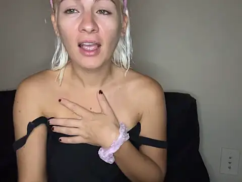 Snapshot of girlfriendmissy chatting on 09-28-25, 05:53 girlfriendmissy online show from 09-28-25, 05:53