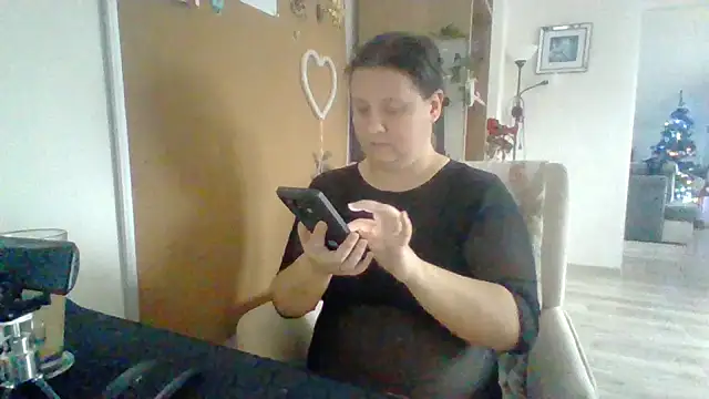 Snapshot of ReifeVenna chatting on 12-23-24, 10:53 ReifeVenna online show from 12-23-24, 10:53