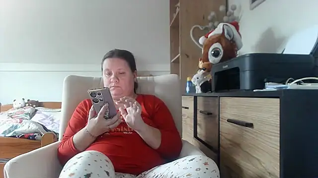 Snapshot of ReifeVenna chatting on 12-22-25, 11:32 ReifeVenna online show from 12-22-25, 11:32