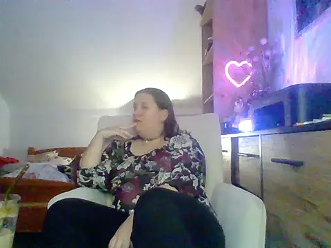 Snapshot of ReifeVenna chatting on 10-21-25, 06:51 ReifeVenna online show from 10-21-25, 06:51