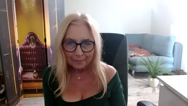 Snapshot of sofia_xkiss chatting on 10-15-25, 01:52 sofia xkiss online show from 10-15-25, 01:52
